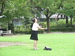 公園で芸を見せる少女