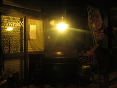 閉店後の閉まりかえったアンティークなカフェ