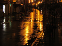 雨の日の路面に映し出された光　②