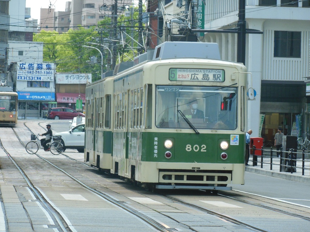 広島市内を走る広島市電　③