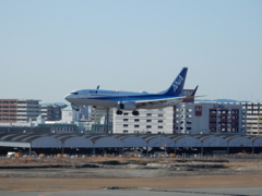 ANA B737-800の着陸　福岡空港にて　①