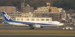 ANA　B767-300スポット移動