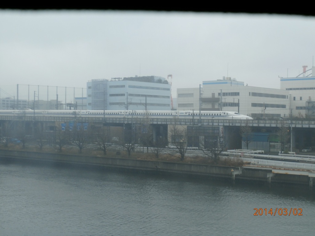 東京モノレールから見えた新幹線の走る光景