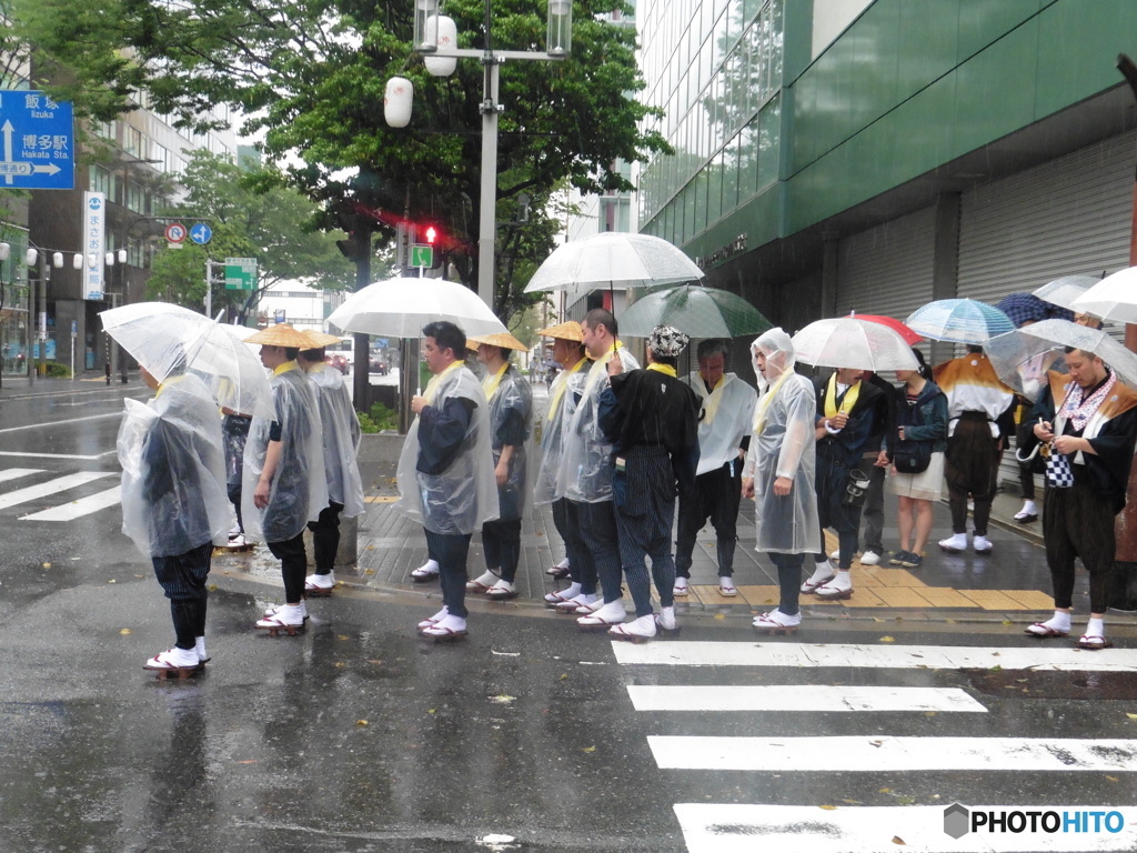 雨の中のどんたく③