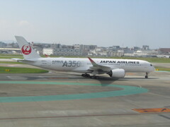 JAL  A350　JA02XJ　福岡空港にて　②