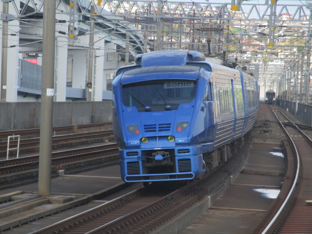 883系通過　スペースワールド駅