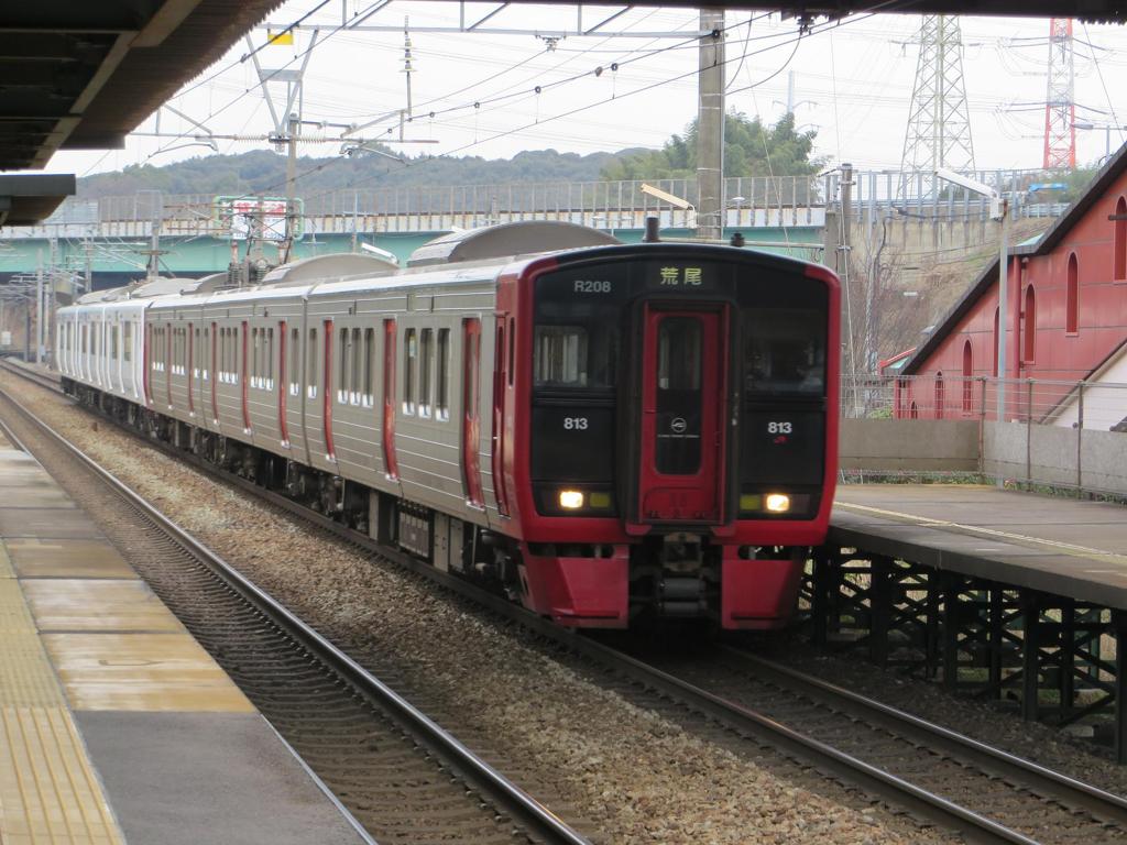 けやき台駅を通過する下り８１３系快速