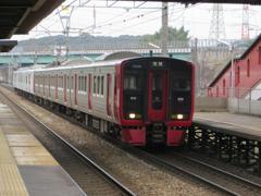 けやき台駅を通過する下り８１３系快速