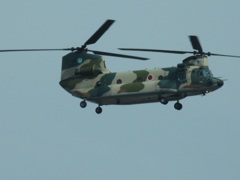目の前を通過する航空自衛隊へり