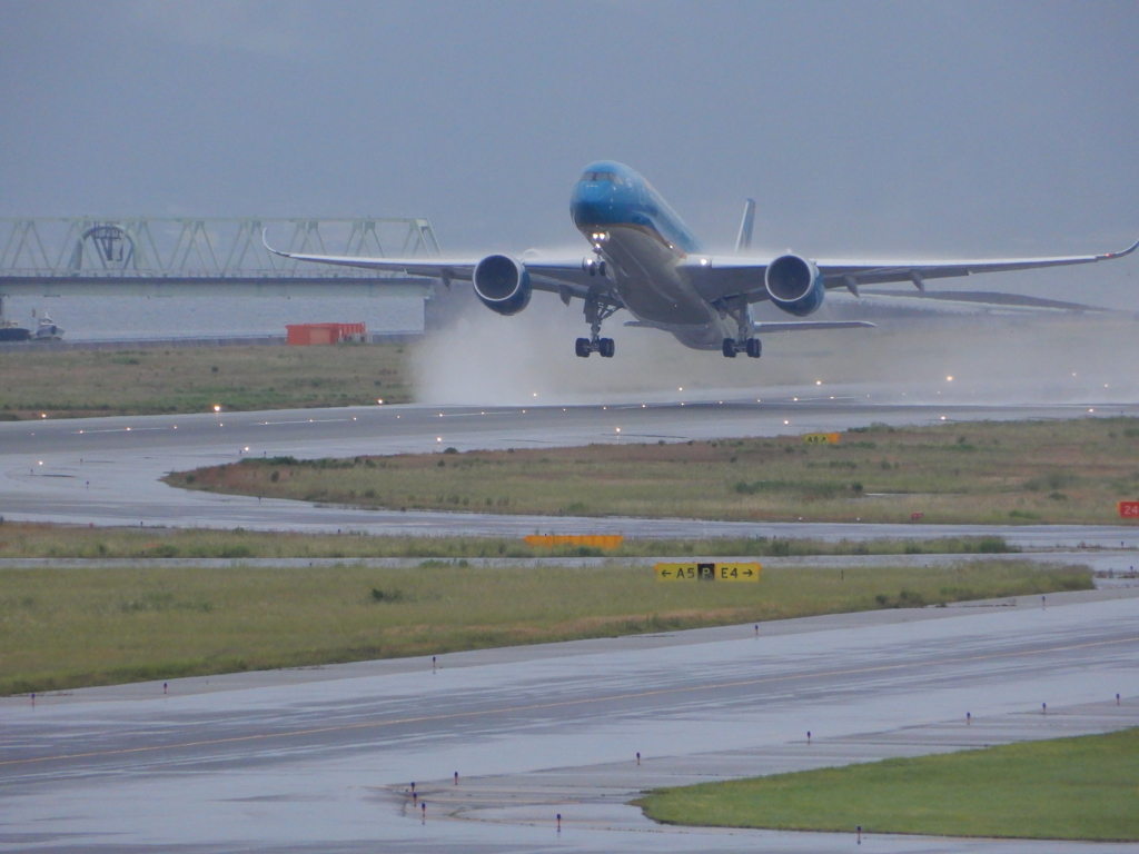 雨の関空を離陸　⑦