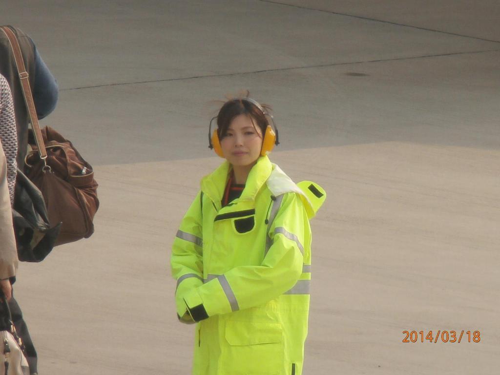 地上で乗客の案内をするジェットスター客室乗務員さん