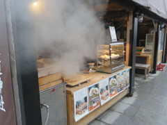 中華まんのお店から上がる湯気