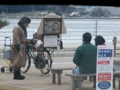 壇ノ浦で歴史紙芝居をするおじさん