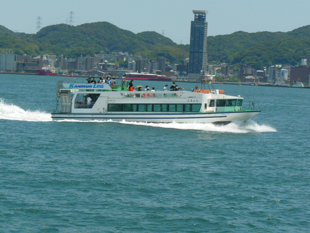 関門海峡を航行　②