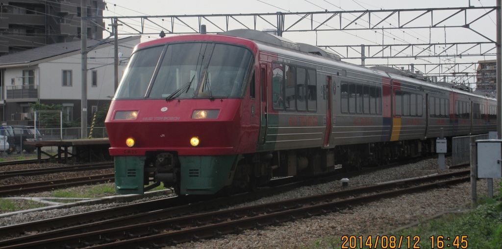 目の前から783系みどり