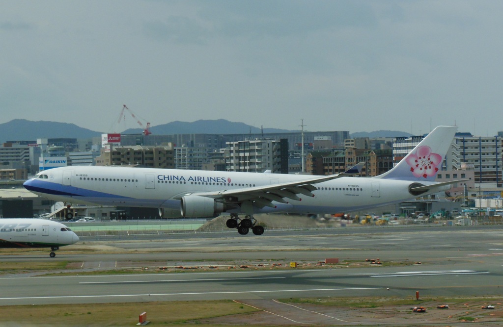 CHINA AIRLINE  A330-300 福岡空港へランディング　②