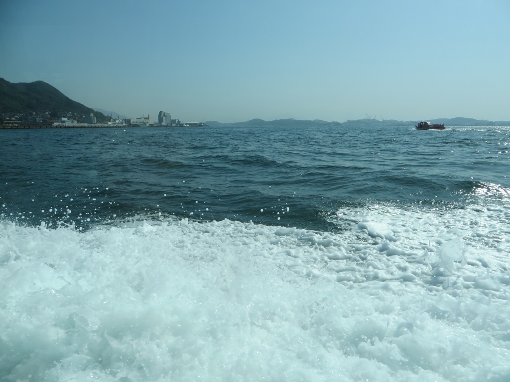 船内から見る関門海峡の荒波