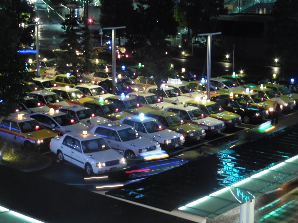 雨の夜の博多シティ①