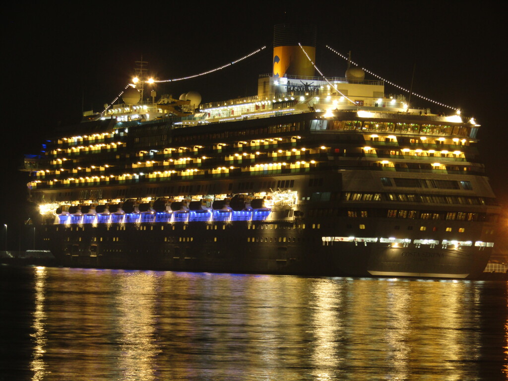 夜の博多港にて　COSTA　SERENA