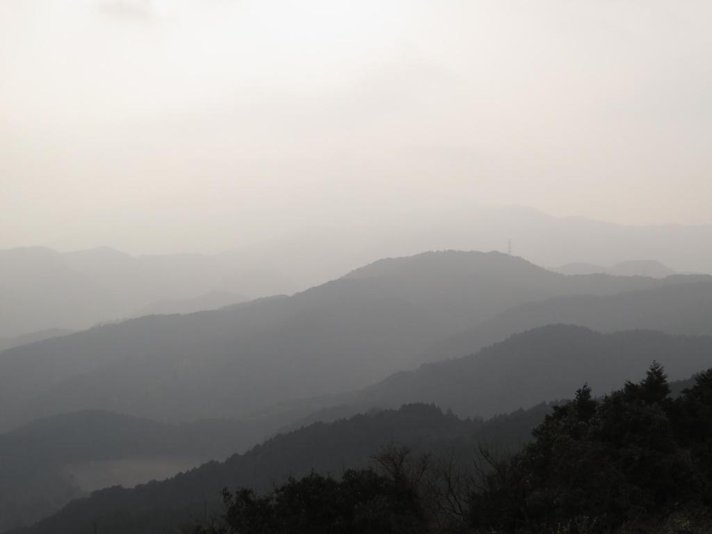 山頂からの霧のかかった景色①