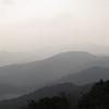 山頂からの霧のかかった景色①