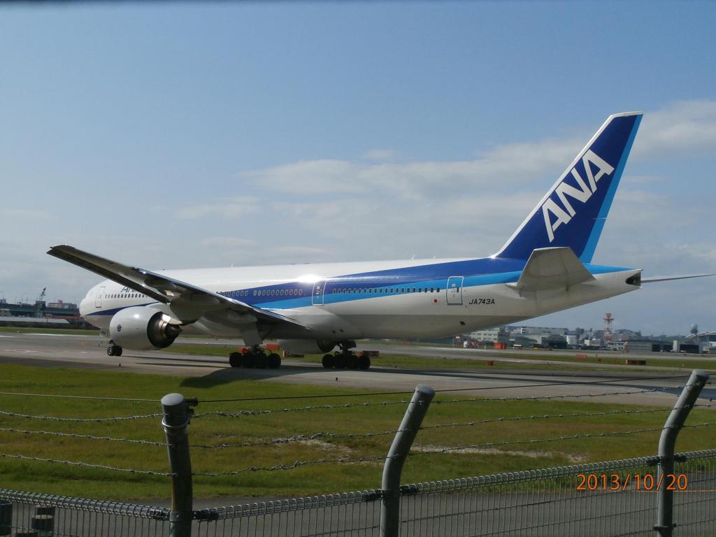 目の前から777-200