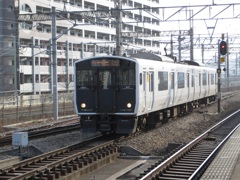 吉塚駅に到着する８１７系ワンマン快速直方行き