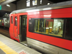 二日市駅に停車中のキハ１８５系①