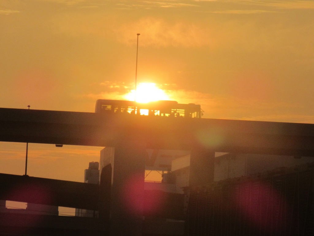 夕暮れとバスの通過　②