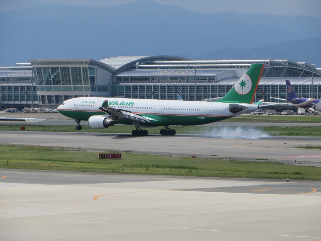 エバー航空A330到着②