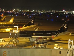 ２機のスターフライヤーと夜の空港