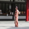 神社で写真撮影をする花嫁さん