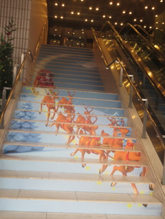 階段の上のトナカイさん