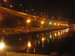 夜の港と都市高速