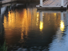 夕暮れの水面に映し出された外灯の光　③
