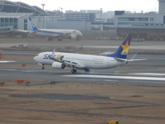 SKYMARK  JA73NYの着陸　福岡空港にて　③