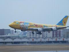 ピカチュウジャンボ７４７福岡着陸