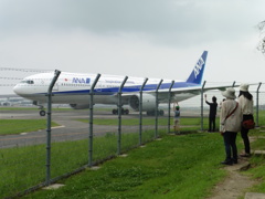 R３４より手を振って見送る人たち