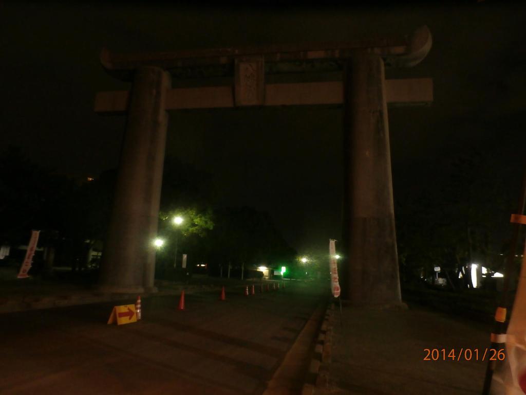 夜の鳥居と参道