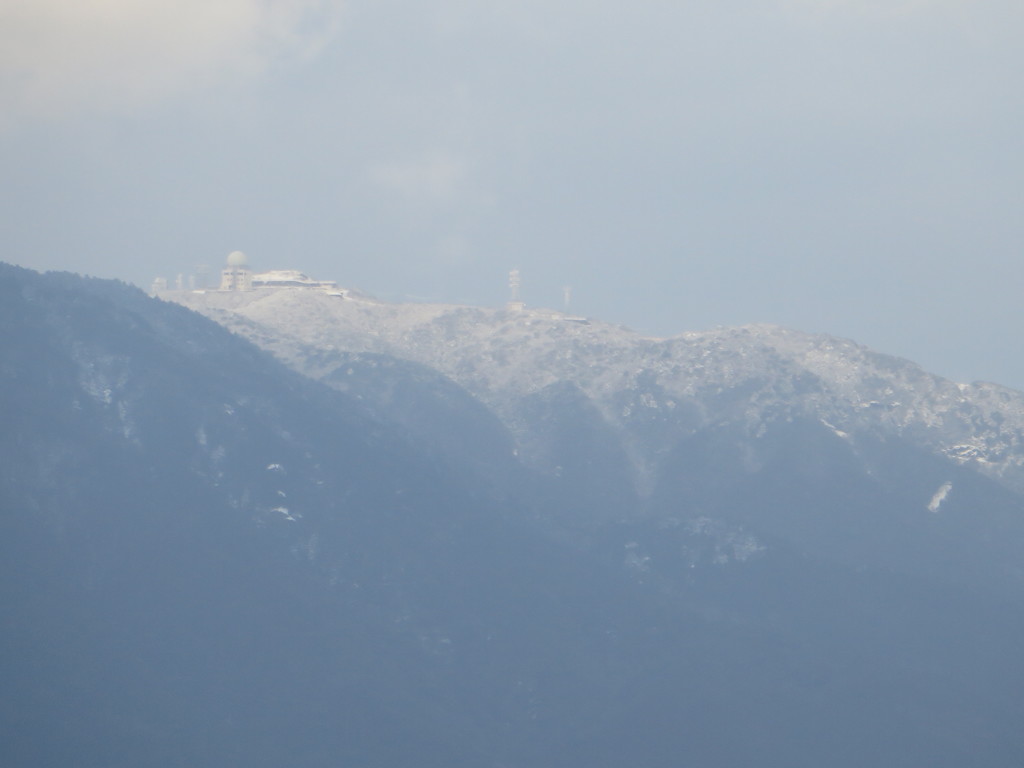 雪の積もった三郡山の頂上