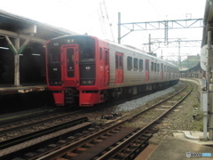 鹿児島本線折尾駅に停車の813系