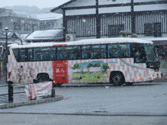 雪の中を走る西鉄バス旅人　②