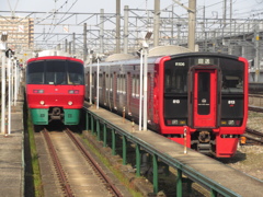 並ぶ813系と783系ハウステンボス号