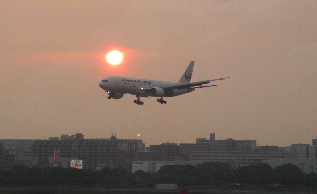 夕日とB777