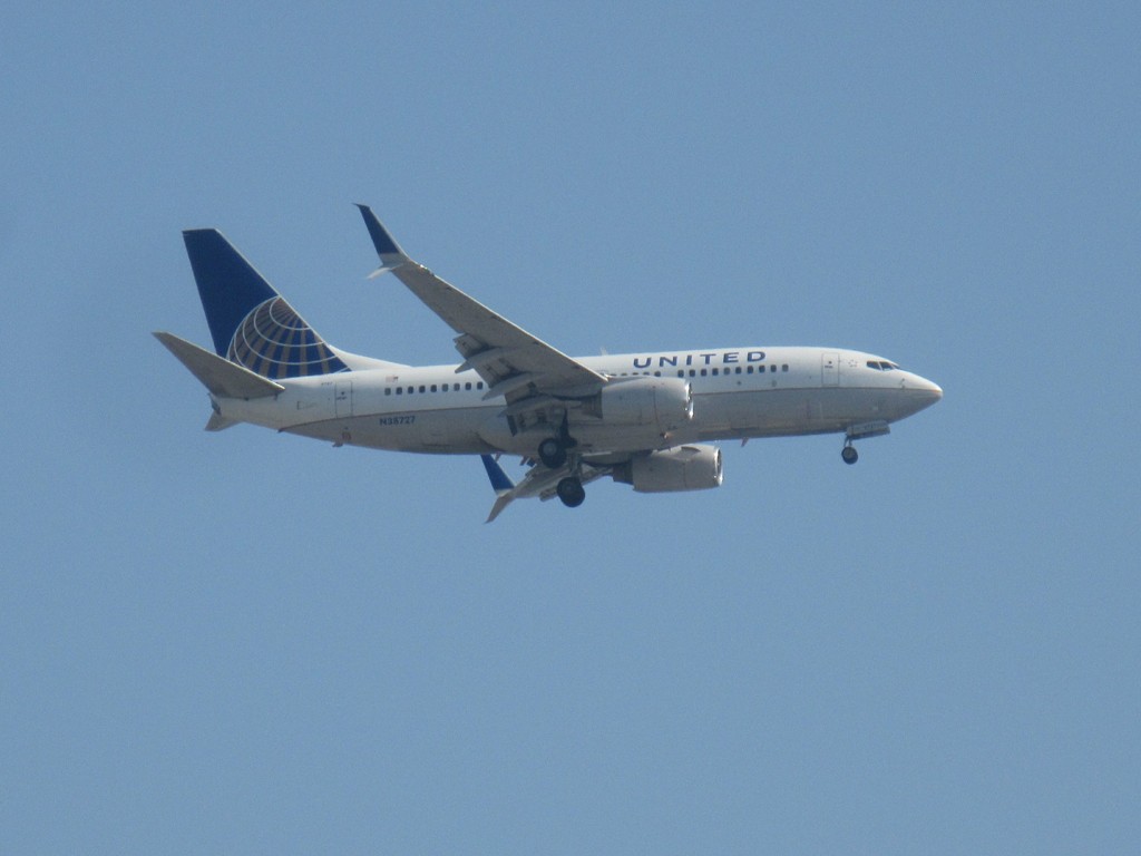 UNITED  737-700  N38727