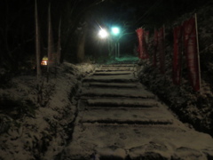 雪の夜の神社　④