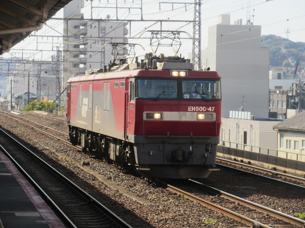 下関駅にてEF500の通過