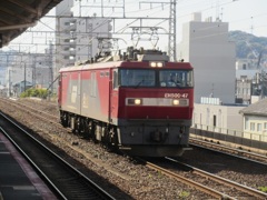 下関駅にてEF500の通過