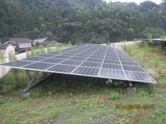 田舎で見かけた大きなソーラーパネル