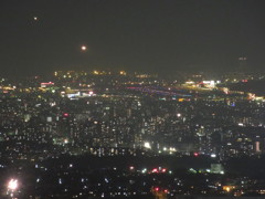 夜の福岡空港を遠くの山より眺める